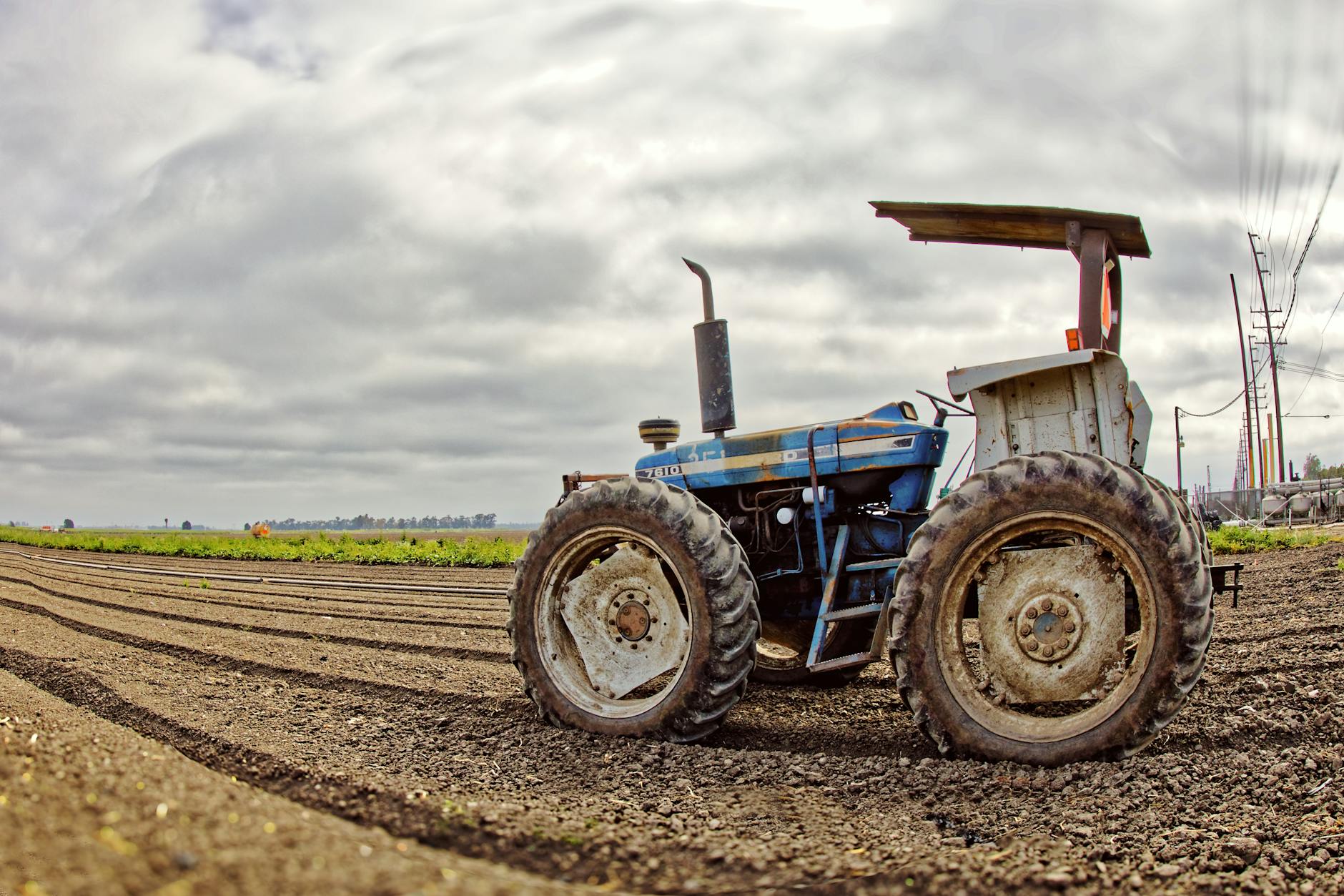 Propriedade rural com maquinas agricolas modernas adquiridas por consorcio