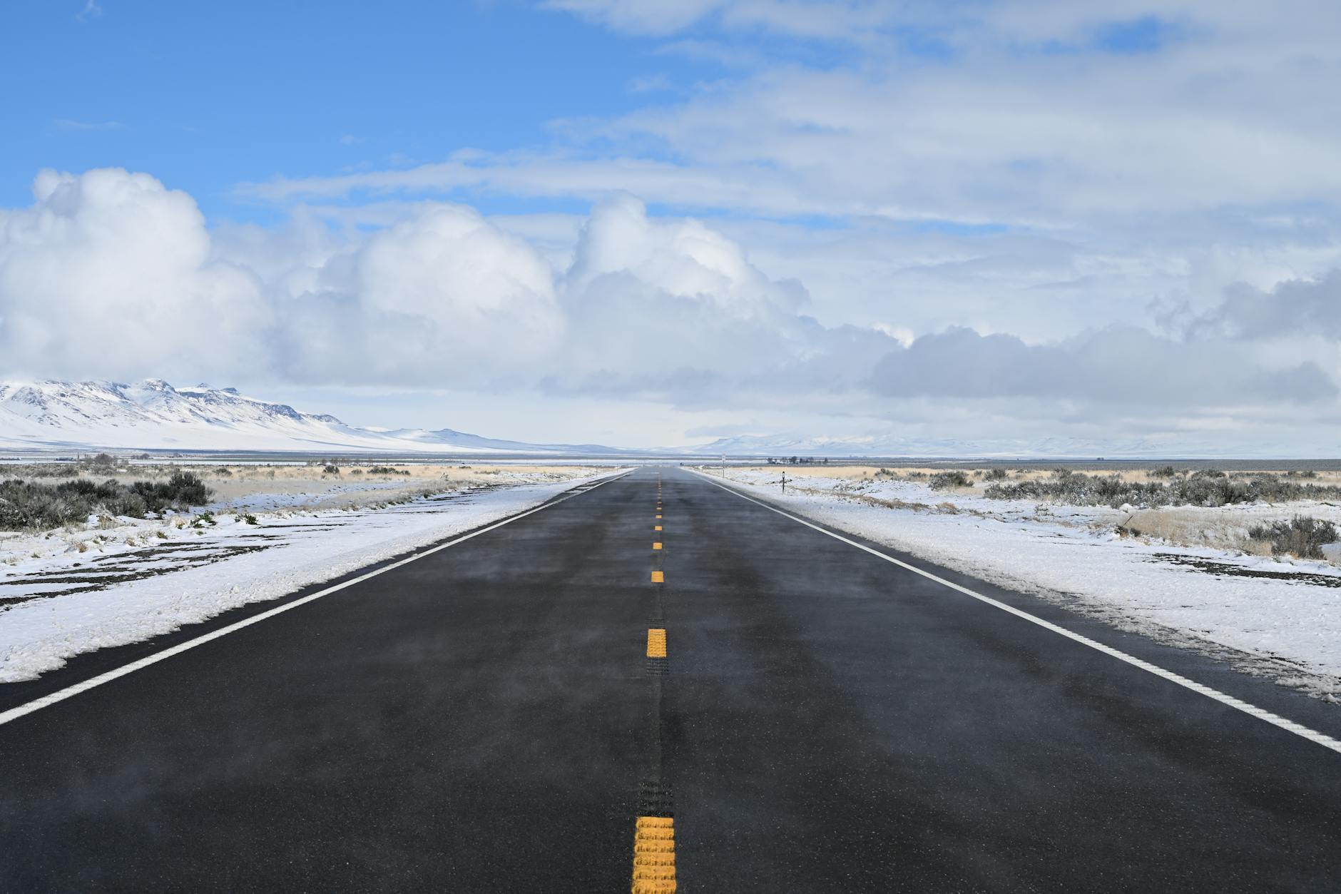 Rodovia brasileira com caminhoes de carga representando renovacao de frota via consorcio