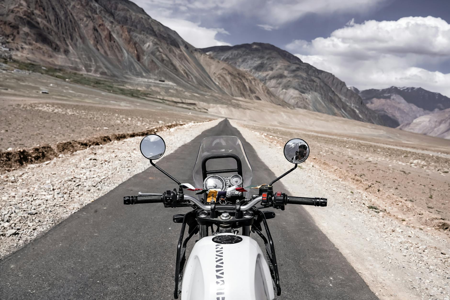 Motociclista em estrada representando liberdade e aventura com consorcio de motos