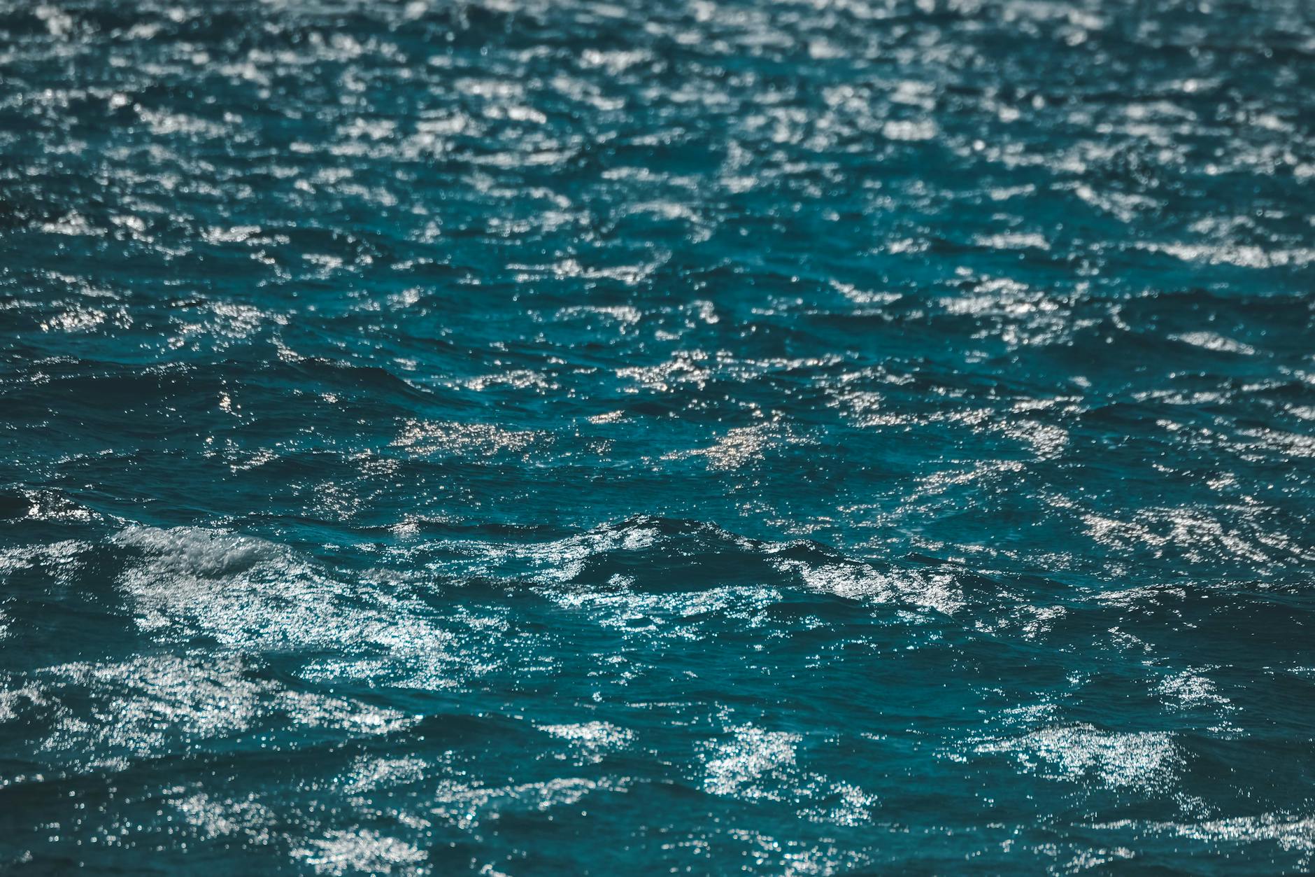 Oceano aberto representando a liberdade de navegar com embarcacao propria adquirida por consorcio